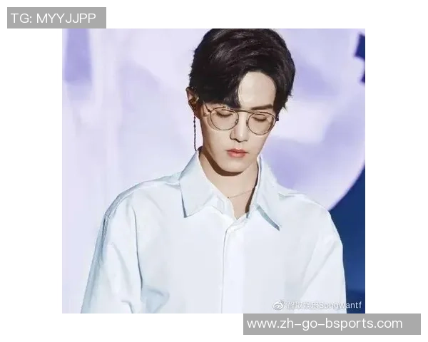 足球帅哥微博分享生活点滴与赛场风采引发粉丝热议与追捧